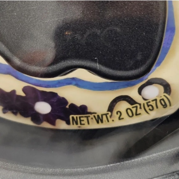 Skull cake pan decor kit(nwt)…hard to find..reusable… - Picture 3 of 7